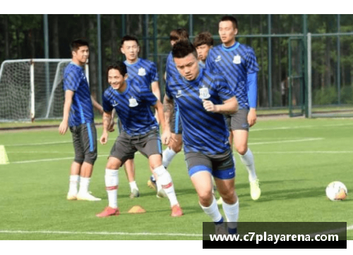 C7娱乐足球球星跪地滑行瞬间的背后故事与情感表达解析 - 副本